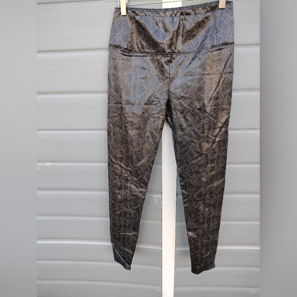 7 For All Mankind Vegan Leather Snake Print Leggings Black Grey Size Medium - Picture 1 of 8